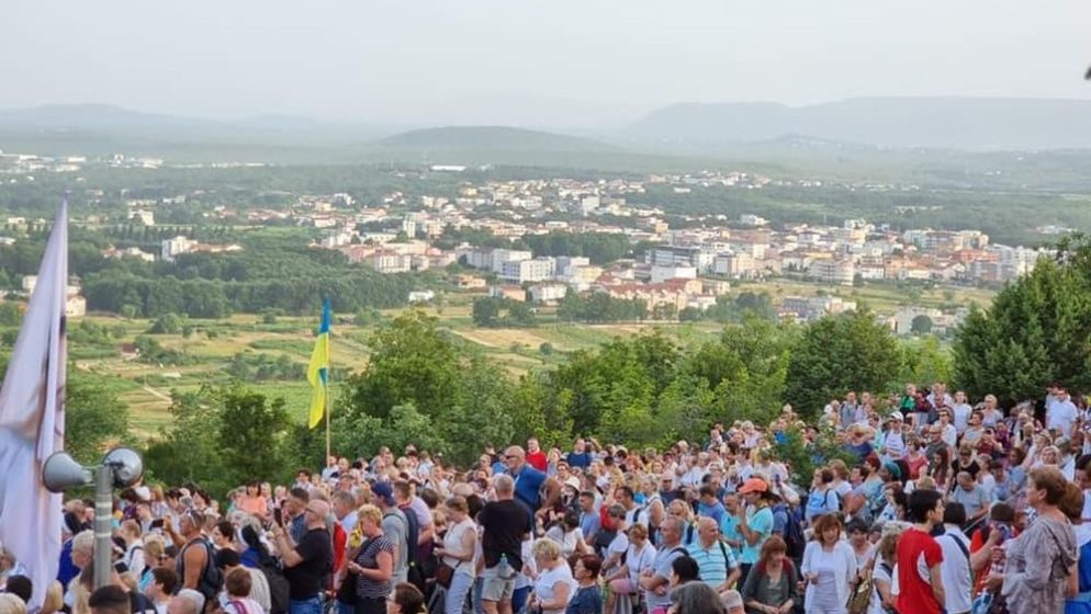 (FOTO) Međugorje: Rijeke hodočasnika na Brdu Ukazanja