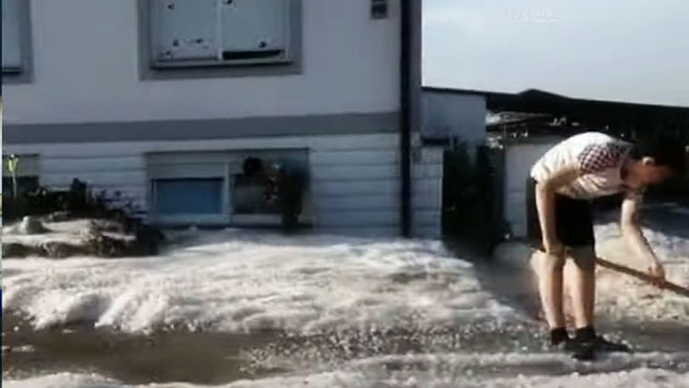 (VIDEO) Nevrijeme u Hrvatskoj: Ljudi lopatama razgrtali led s ceste!