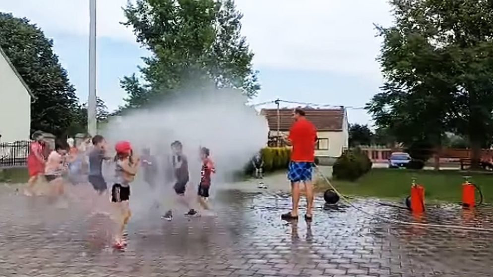 (VIDEO) Vatrogasci su tu i da pomognu kad je vruće