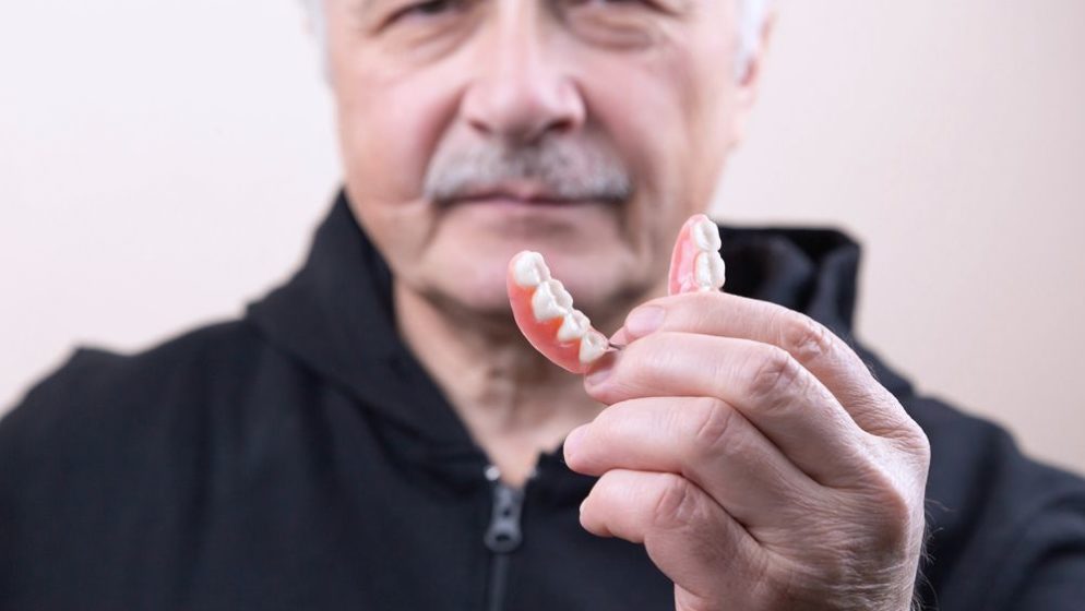 Može li se nedostatak zubi u starijoj životnoj dobi uspješno riješiti?