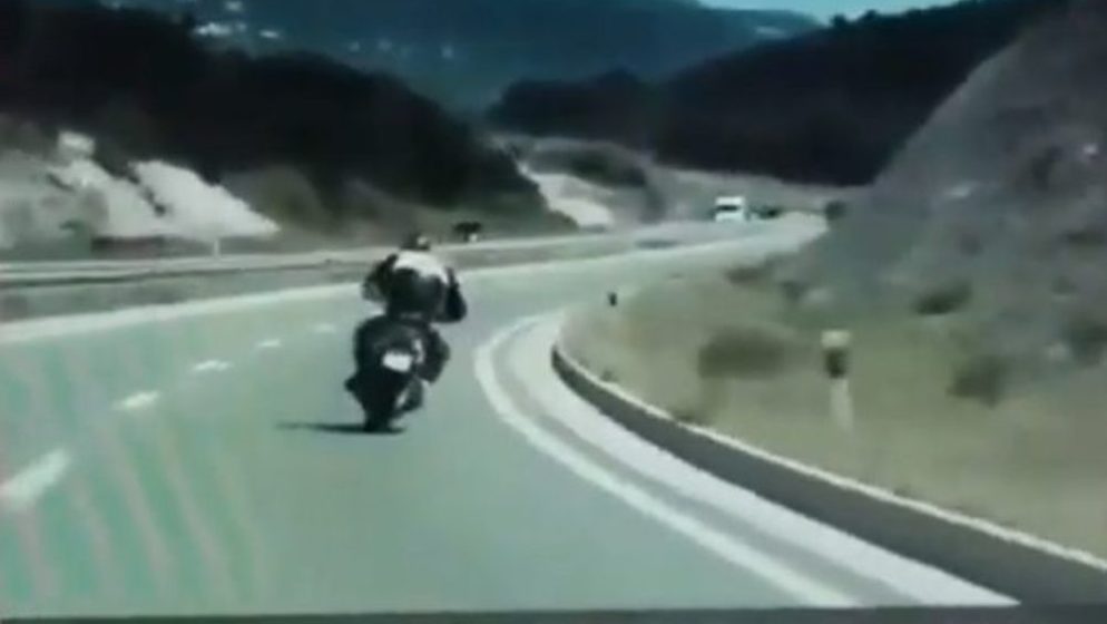 (VIDEO) Motociklist bježao presretaču, jurio 200 na sat, pa sletio s ceste