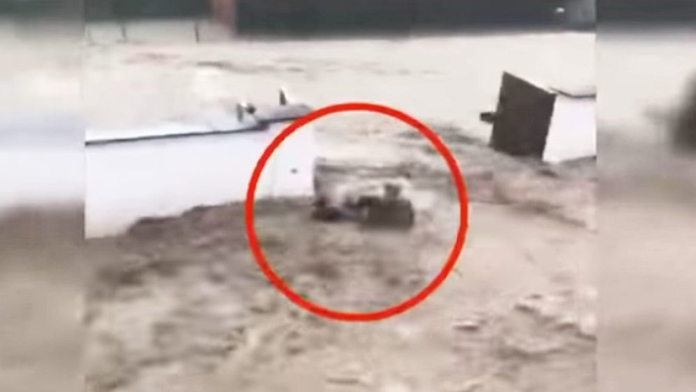 (VIDEO) Austrijanac riskirao život da spasi turski par iz poplava, Turci na društvenim mrežama slave heroja