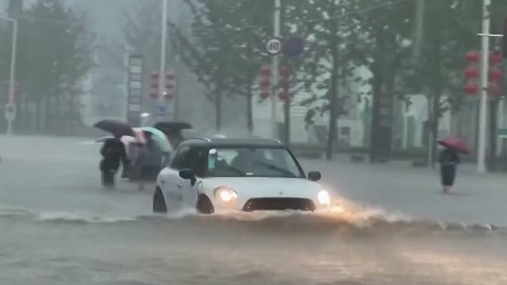 U Kini katastrofalne poplave: Umrlo 12 osoba, 100.000 ljudi evakuirano