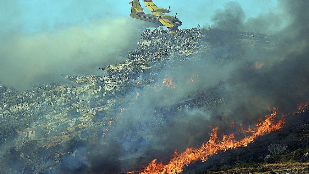 Požar u Segetu Gornjem gasi stotinjak vatrogasaca i desetci vojnika!