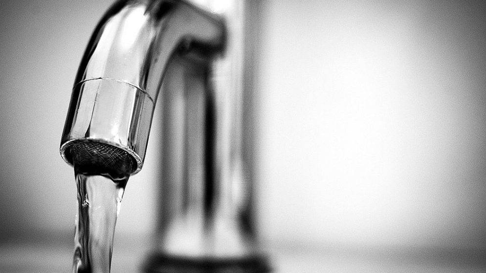 Znate li zašto morate nakon dugog izbivanja iz doma pustiti da voda iz slavine teče nekoliko minuta?