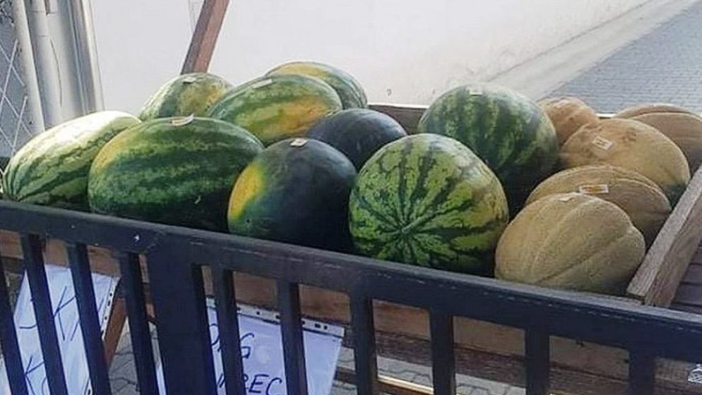 Hrvatska dosjetljivost: Pogledajte kako ovaj par iz Baranje prodaje lubenice