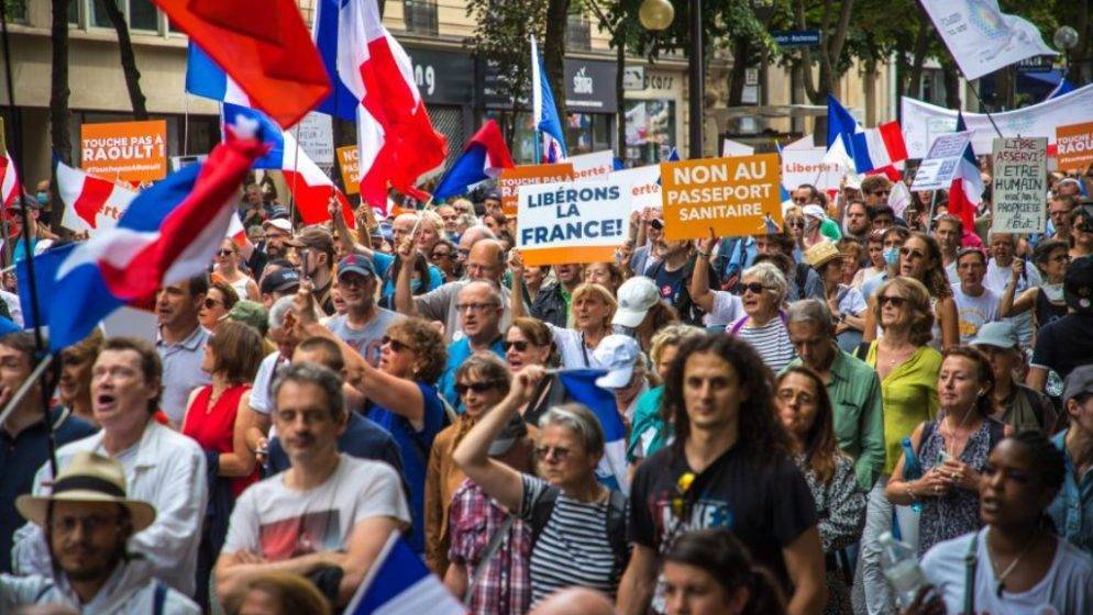 RASTE OTPOR: 140.000 ljudi na prosvjedima protiv covid potvrda