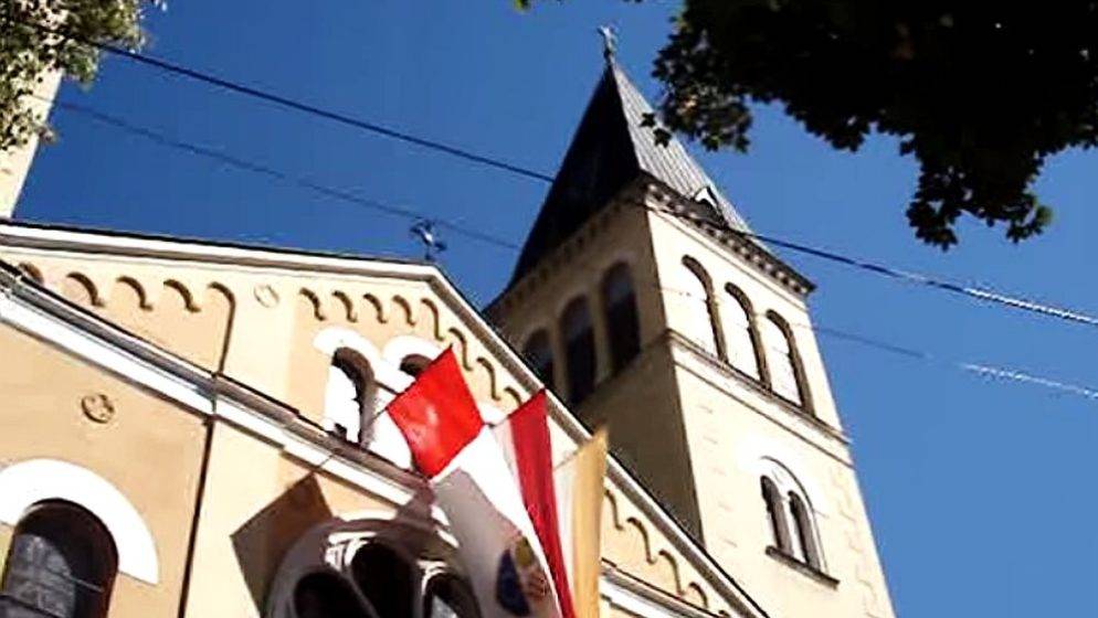 Nakon nasilnog skidanja, u dvorištu katoličke crkve u Varešu ponovno vijori hrvatska zastava