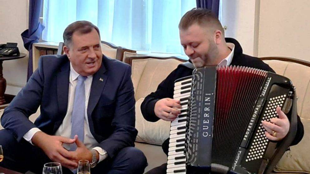 Dodik u Predsjedništvo BiH doveo harmonikaša s kojim je uoči sjednice pjevao i pio