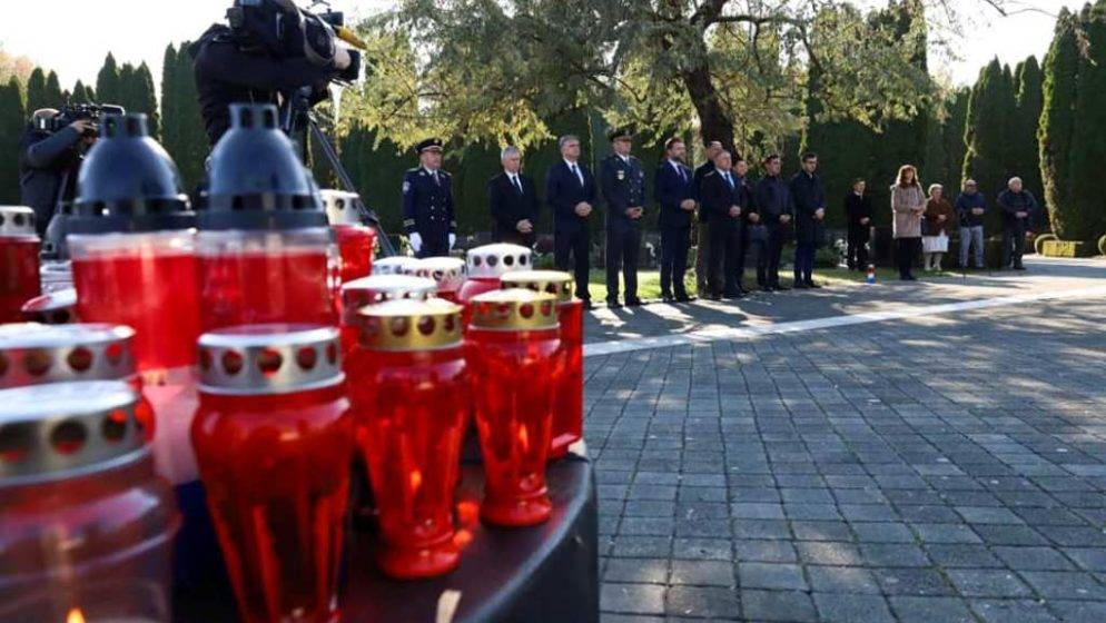 Na Memorijalnom groblju u Vukovaru položen vijenac i zapaljene svijeće za poginule branitelje