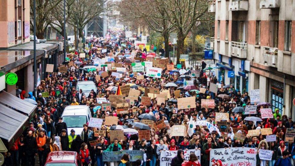 U Francuskoj i Švicarskoj deseci tisuća ljudi prosvjedovali protiv covid propusnice