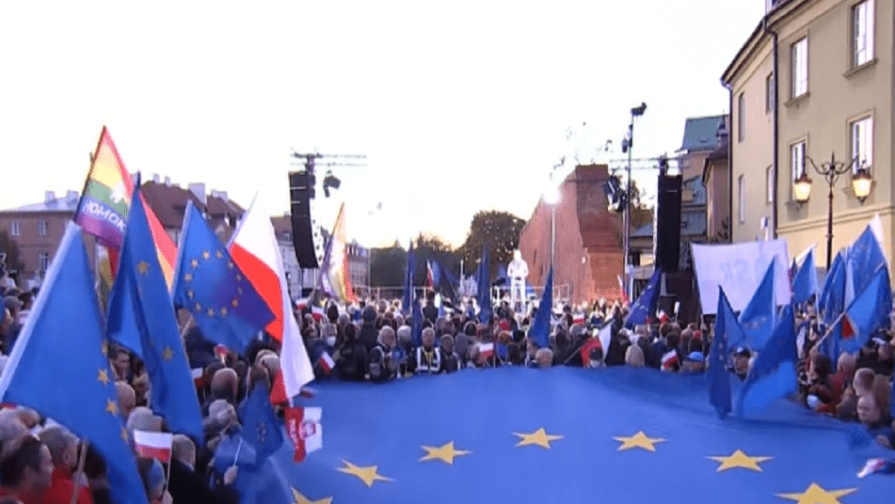 (VIDEO) Brane članstvo u EU: Deseci tisuća Poljaka prosvjedovali protiv ‘Polexita’