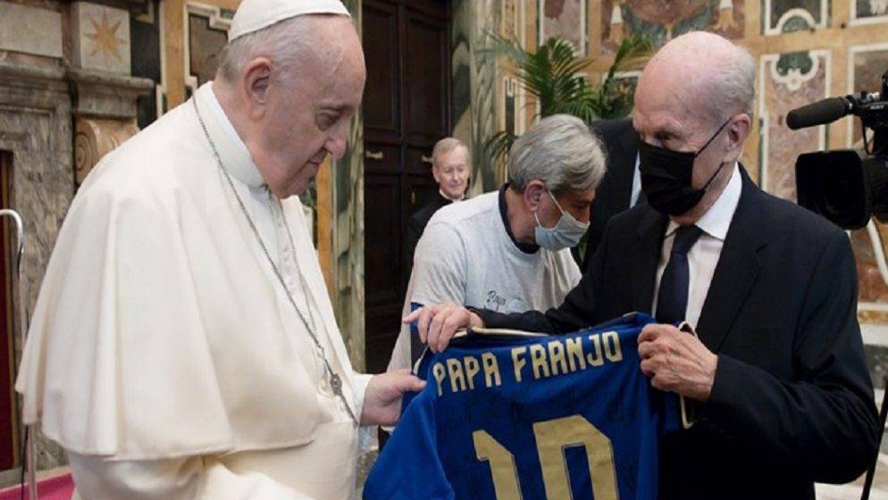 Papa Franjo na poklon dobio dres Dinama
