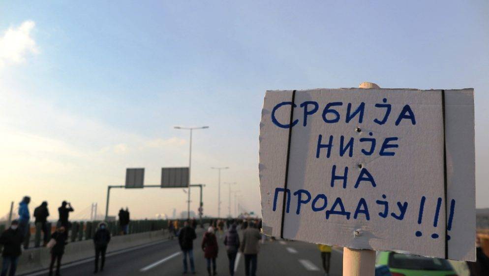 Srbija bila satima blokirana; tisuće ljudi prosvjedovali na ulicama Beograda i u još pedesetak gradova
