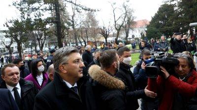 Plenkovića u Petrinji pri dolasku na misu dočekao prosvjed