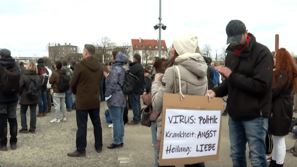 U švedskim i njemačkim gradovima tisuće ljudi prosvjedovalo protiv covid potvrda
