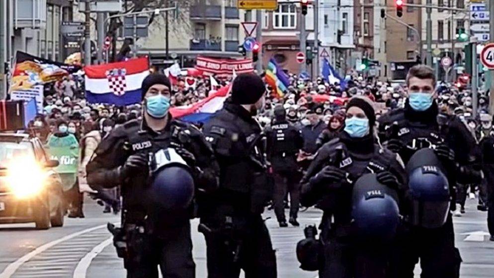 (VIDEO) Na čelu prosvjeda protiv cijepljenja u Frankfurtu, hrvatske zastave