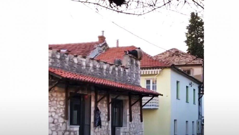 (VIDEO) Muškarac u Trebinju radio sklekove na zidu pa pao sa šest metara visine