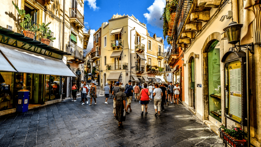 Italija ukida obavezne maske na otvorenom, ublažava limite za stadione