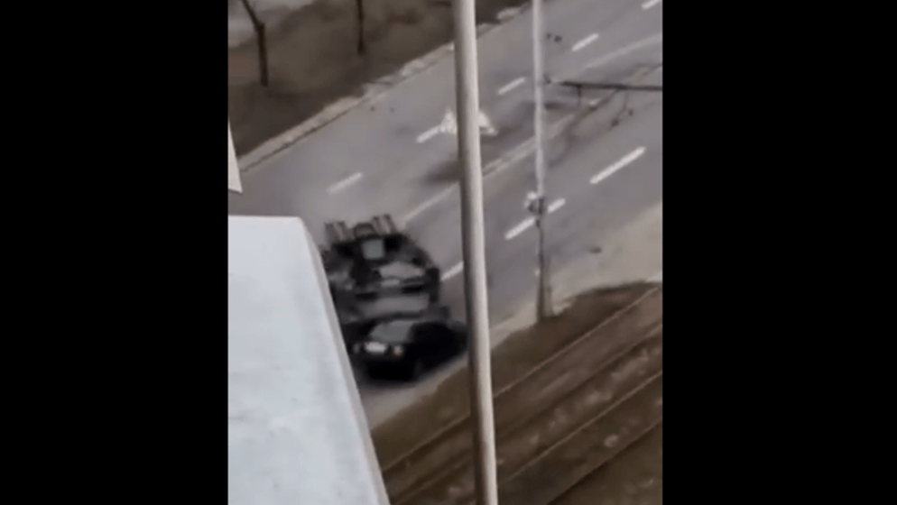 ‘Povraća mi se, ali ovo treba vidjeti’:  Oklopnjak u Kijevu pregazio civilni auto u vožnji