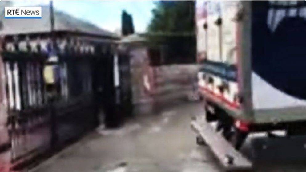 (VIDEO) Kamionom se zabio u rusku ambasadu u Dublinu