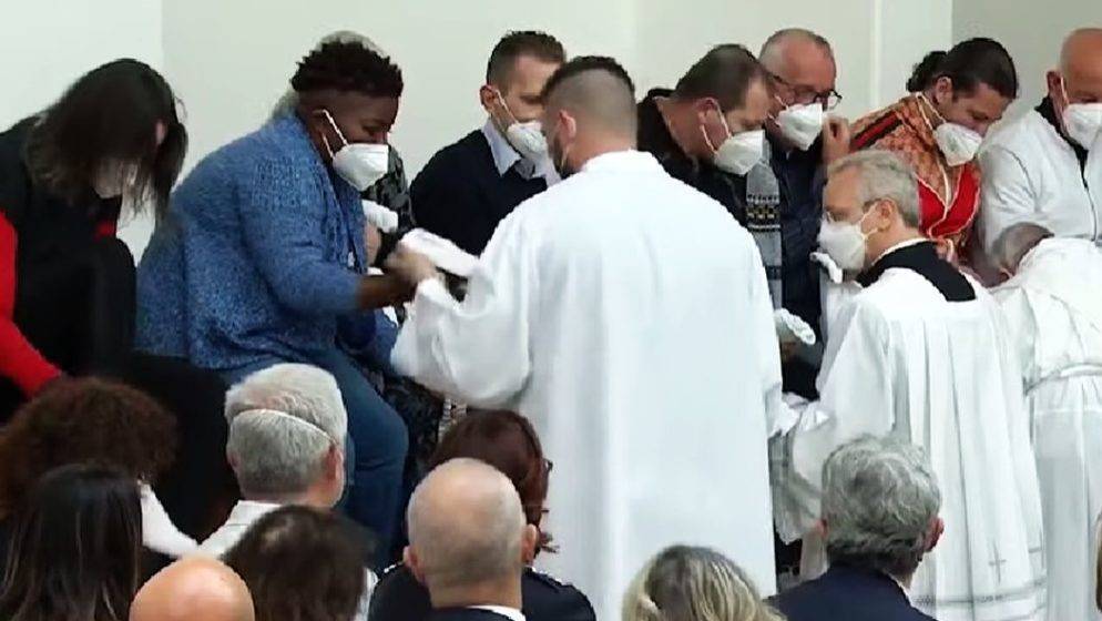 (VIDEO) Papa Franjo u talijanskom zatvoru oprao i poljubio noge dvanaestro zatvorenika