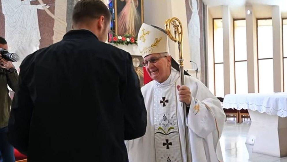 (VIDEO) Nakon 36 godina jedan gradonačelnik u Banjoj Luci sudjelovao na uskrsnoj misi!