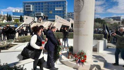 U -Splitu- položeni -vijenci -i -upaljene- svijeće- poginulim -HOS- ovcima-