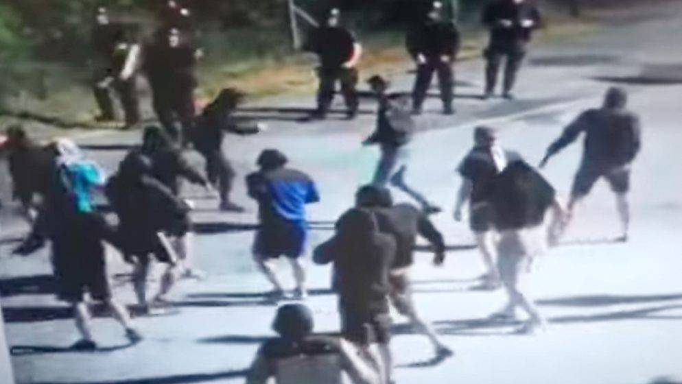 Navijači na povratku za Split zaustavili sve tri trake na autocesti i krenuli u napad na policajce