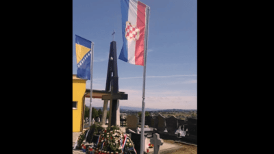 Novinaru smeta zastava BiH Hrvata na mjesnom groblju u župi Jelah (Usora)