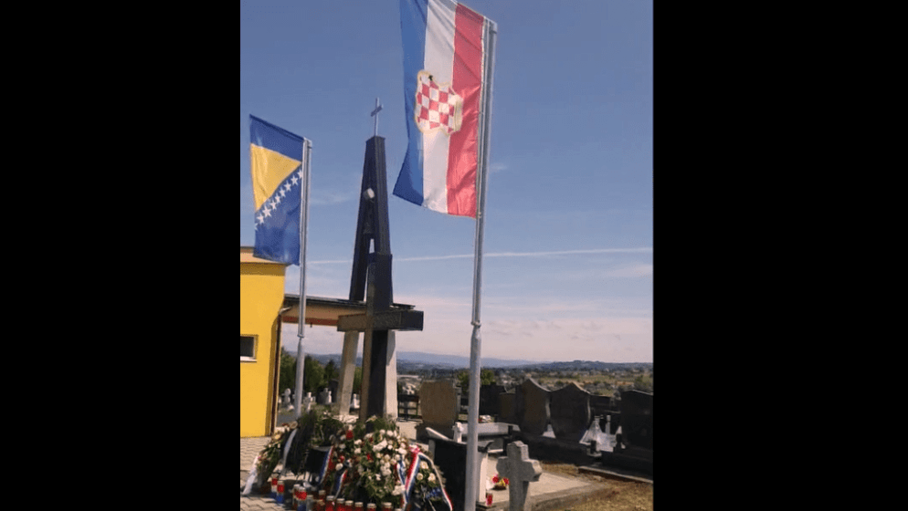 Novinaru smeta zastava BiH Hrvata na mjesnom groblju u župi Jelah (Usora), rekao: ‘Smotat ću je i odnijeti župniku koji ju je tu i  postavio‘