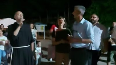 (VIDEO) Fra Mario Knezović zapjevao na fešti ‘Moja Hercegovina’