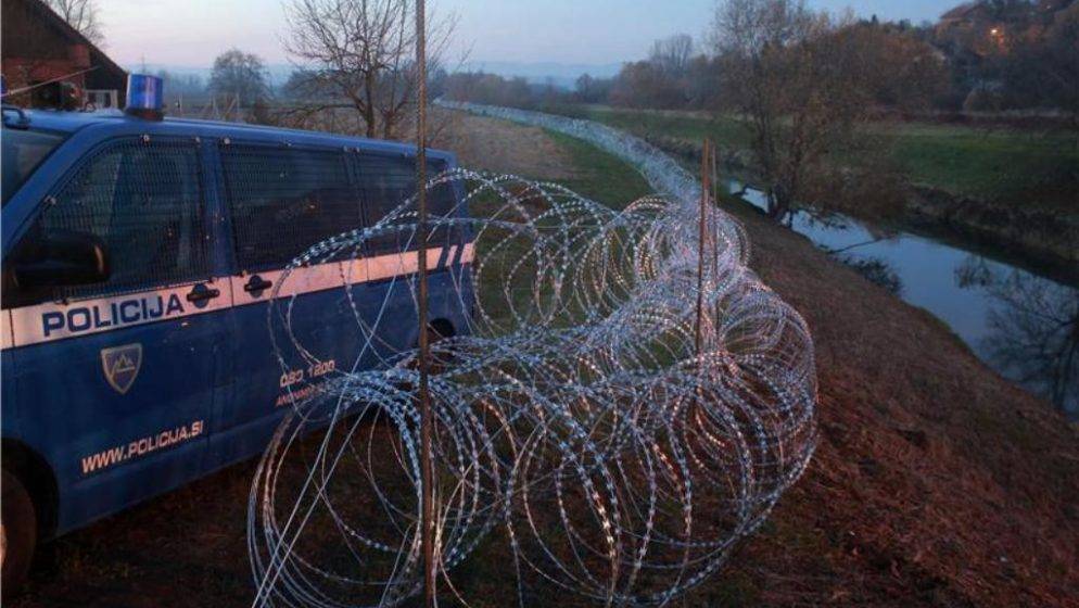 Slovenija simbolički odstranila prve metre žičane ograde na granici s Hrvatskom