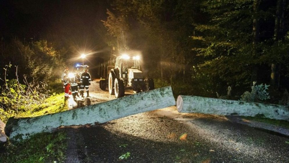 Snažne oluje u Austriji prouzročile veliku štetu, prekinute i željezničke veze