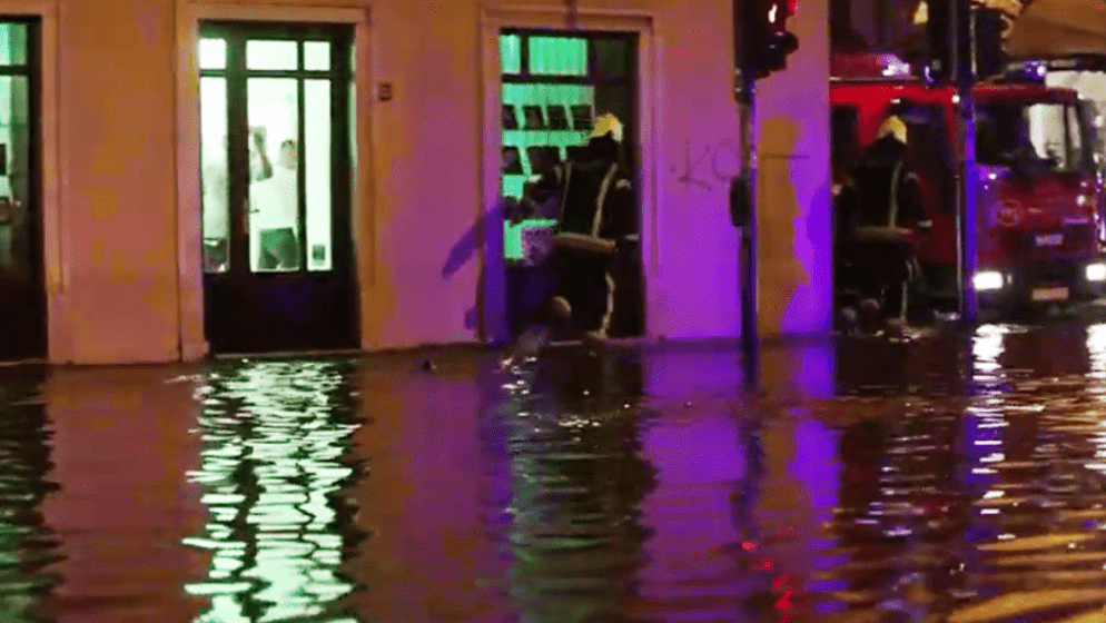 U snažnom nevremenu koje je pogodilo Rijeku i izazvalo poplave po gradu jedna osoba smrtno stradala