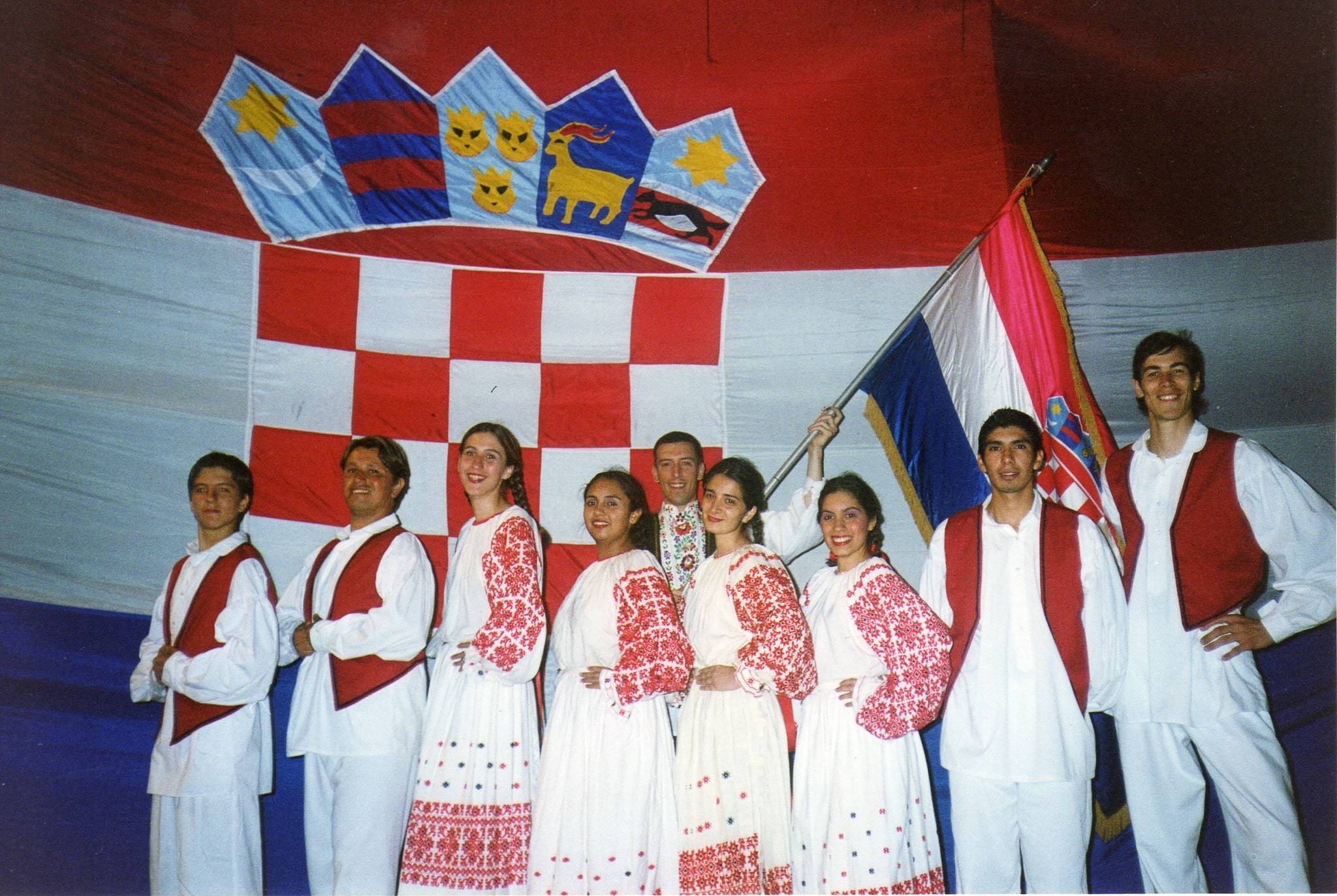 Najveća hrvatska zastava razvila se u Argentini 2002. godine, a izradila ju je Beatriz Santich za Svjetsko prvenstvo u odbojci 