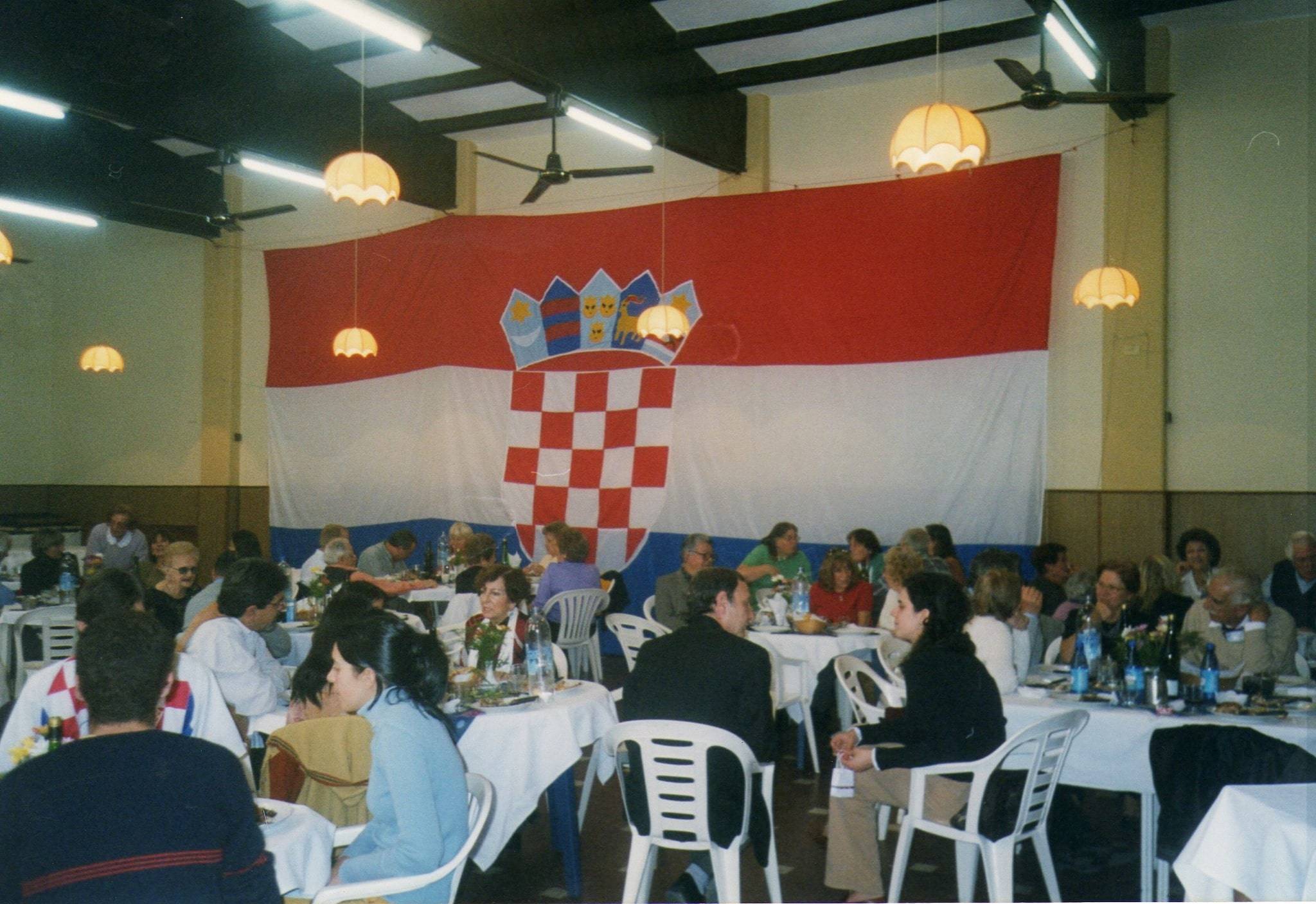 Najveća hrvatska zastava razvila se u Argentini 2002. godine, a izradila ju je Beatriz Santich za Svjetsko prvenstvo u odbojci 