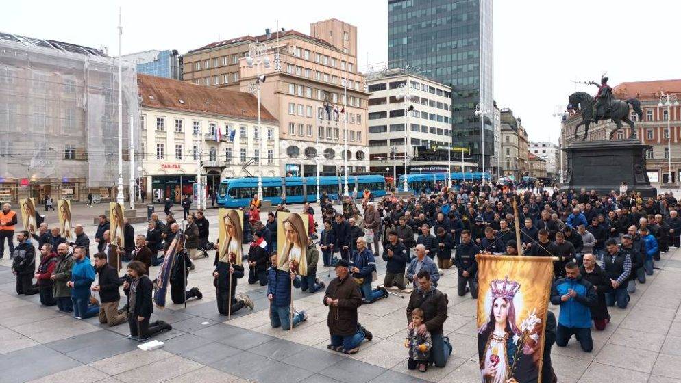 Muškarci molili krunicu za domovinu i mir na Trgu bana Josipa Jelačića