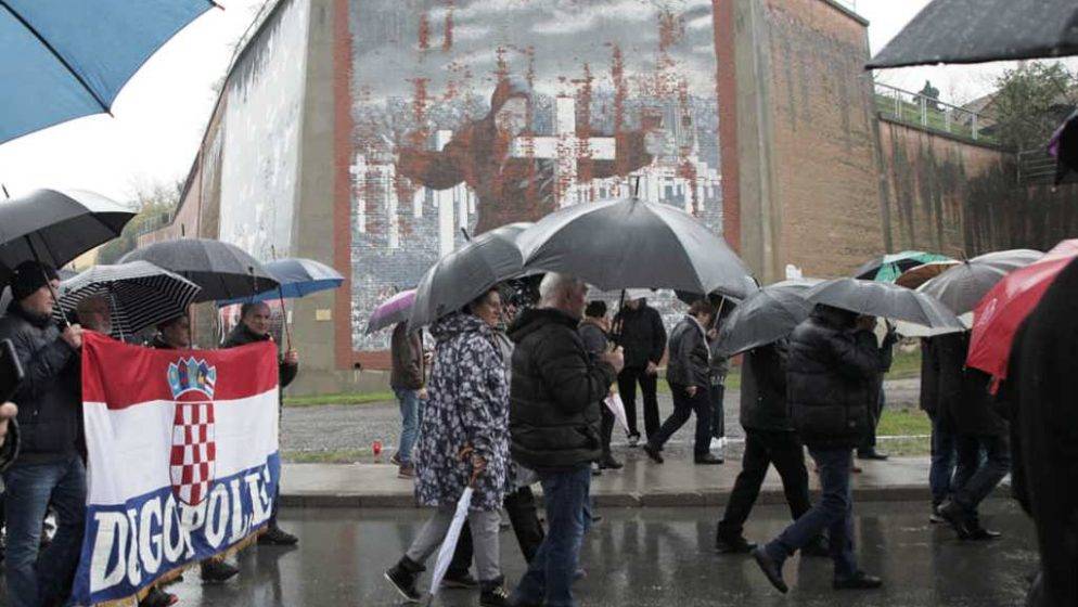 Unatoč kiši, u Vukovaru se u koloni sjećanja okupilo tisuće domoljuba iz Hrvatske i iseljeništva