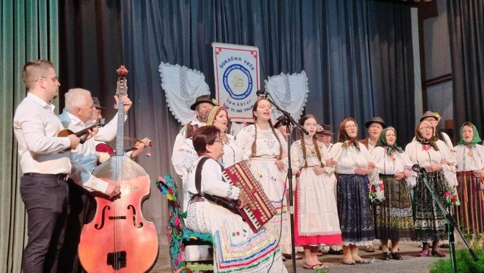 U Domu kulture u Sonti održano ‘Šokačko veče‘, manifestacija koju organiziraju Hrvati u Vojvodini okupljeni u KPZH Šokadija