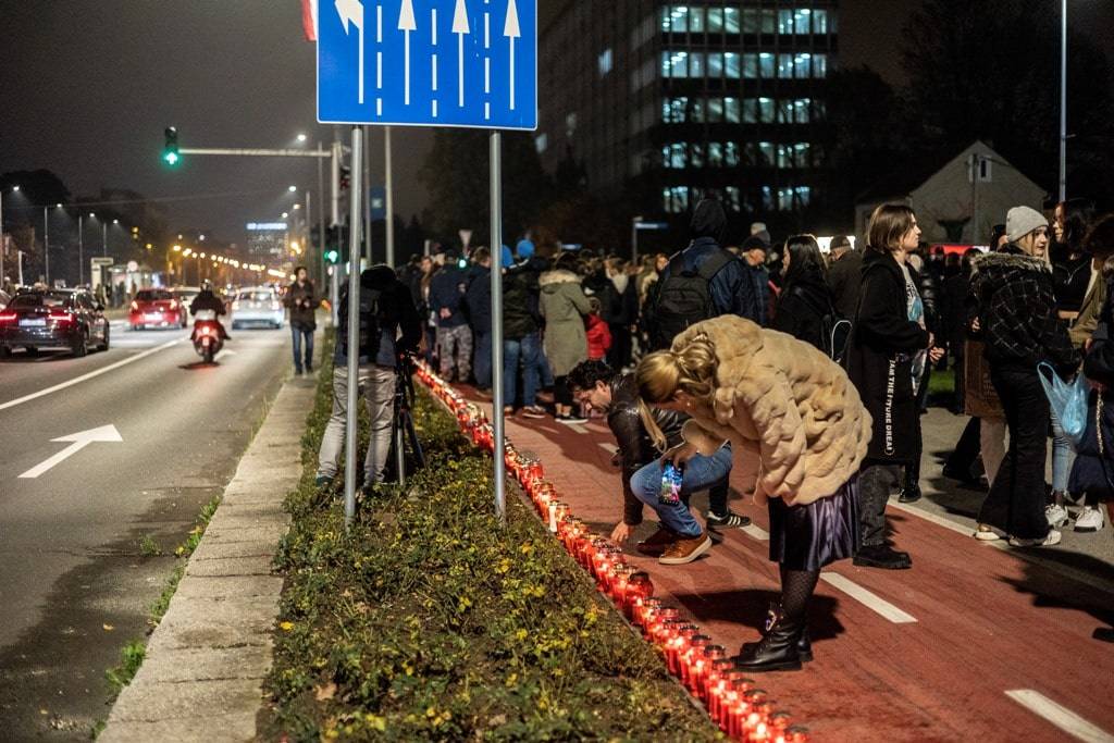 U Zagrebu upaljeni lampioni duž Vukovarske ulice u sjećanje na žrtve Vukovara i Škabrnje