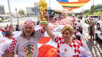 Bivša predsjednica Grabar Kitarović predvodila navijački korteo: 'Malo nas je, al' nas ima'