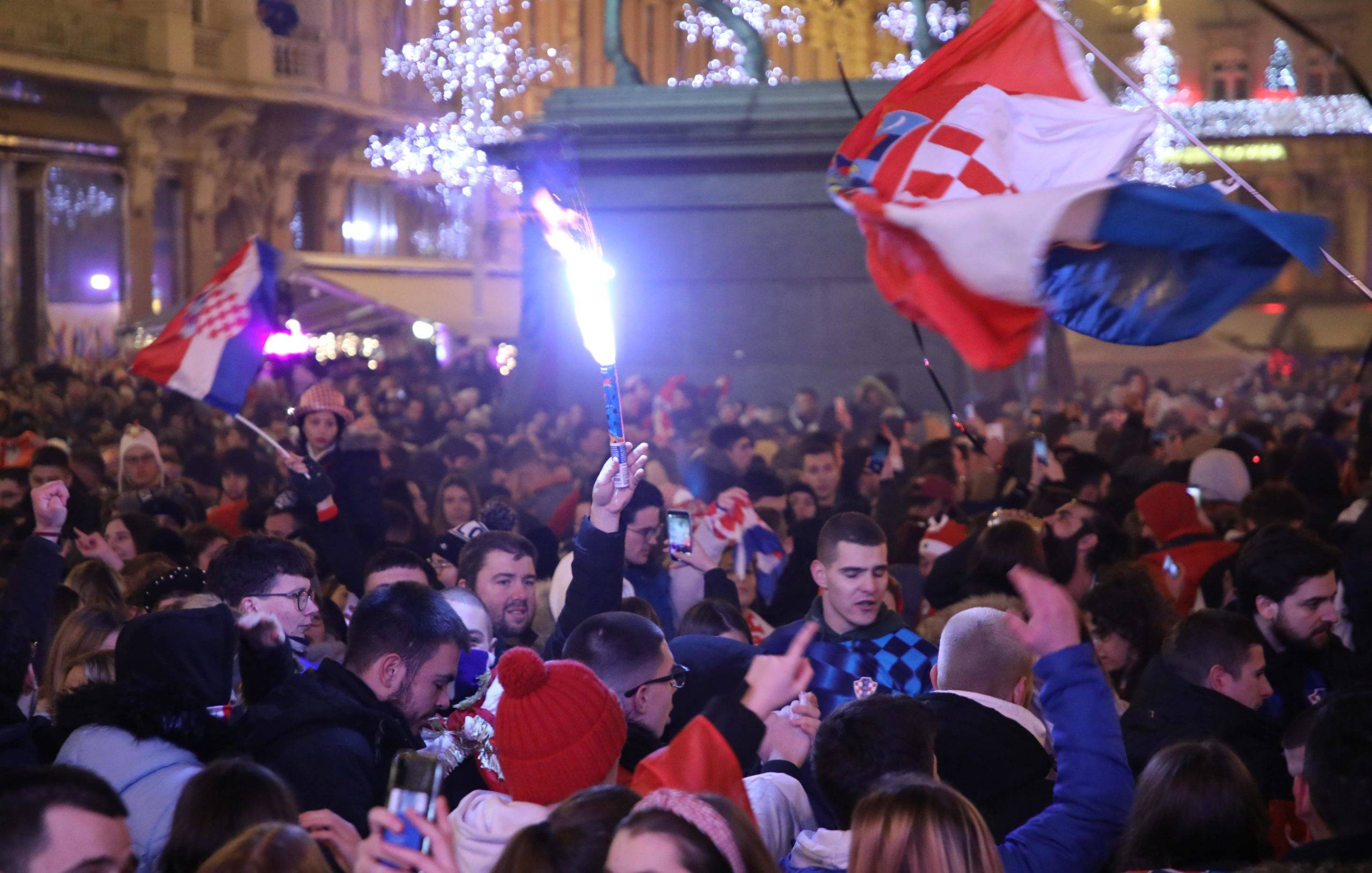 Hrvatska slavi 'broncu' pjesmom, vatrometima i spontanim okupljanjima po gradovima