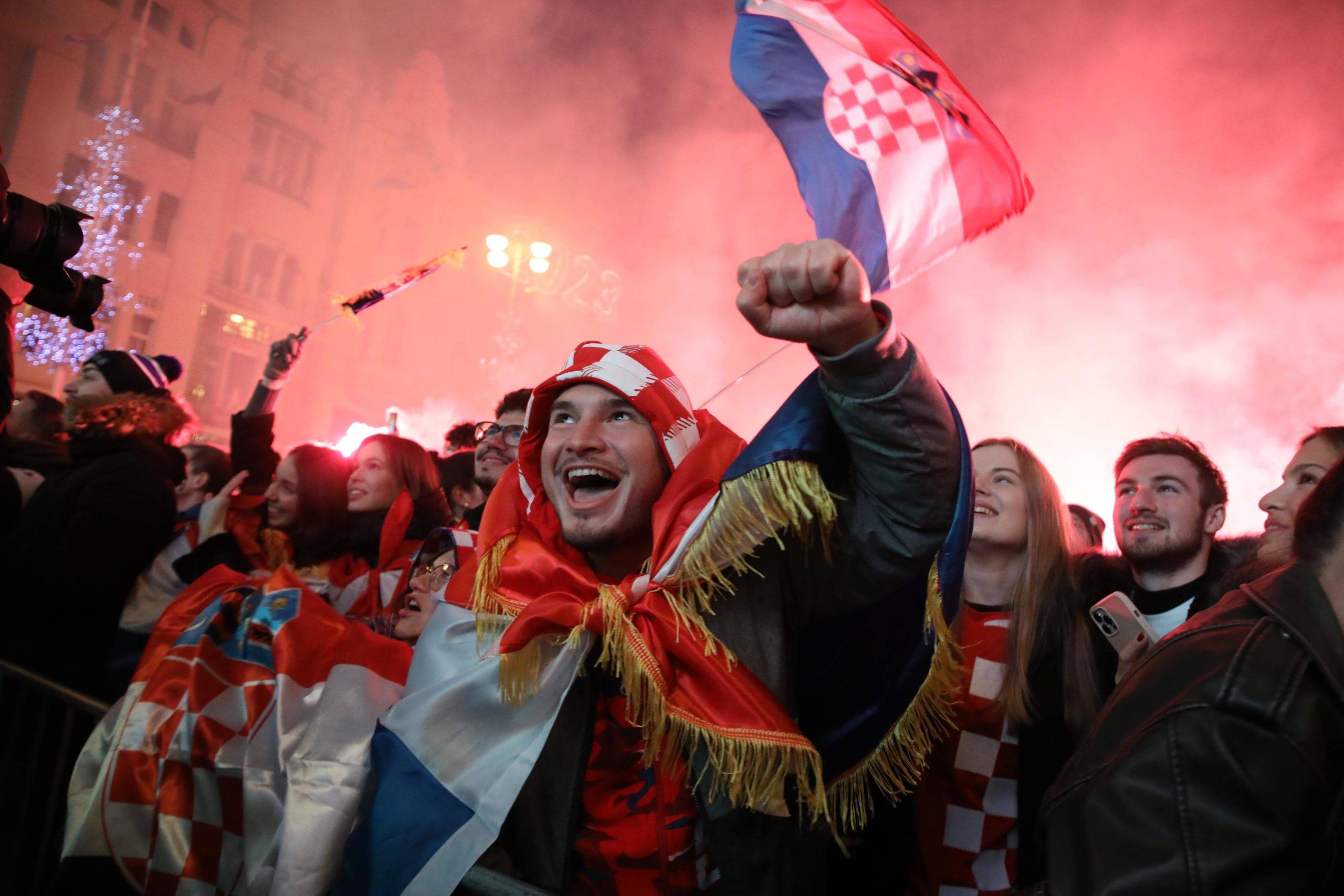 Hrvatska slavi 'broncu' pjesmom, vatrometima i spontanim okupljanjima po gradovima
