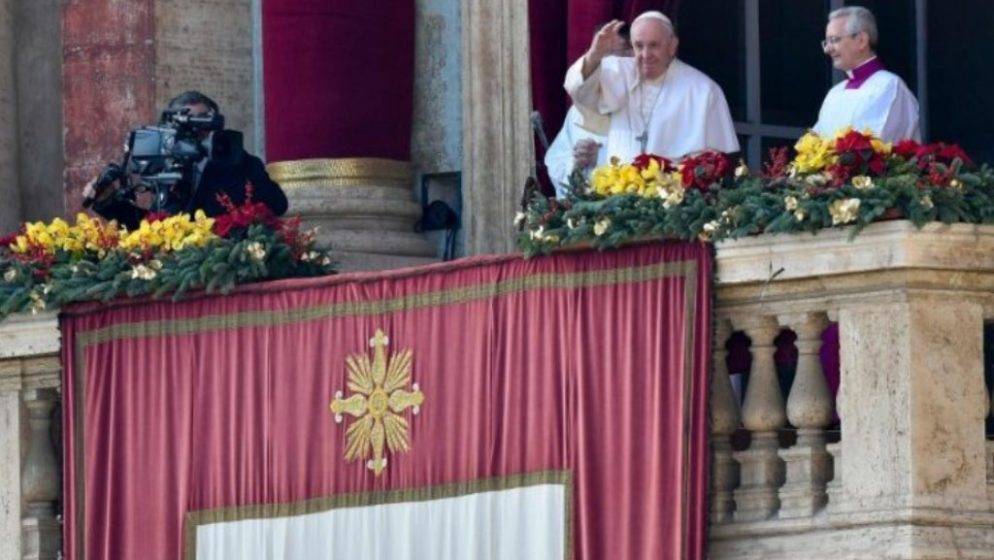 Papa Franjo u božićnoj poruci poručio da svijet žudi za mirom