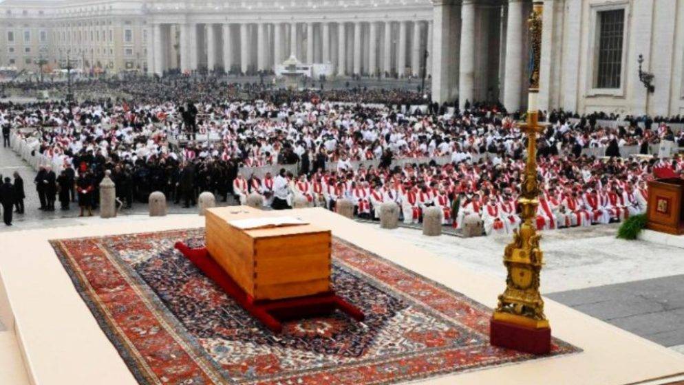 Rijeke vjernika došle se oprostiti na Trgu svetog Petra u Vatikanu od bivšeg pape Benedikta XVI.