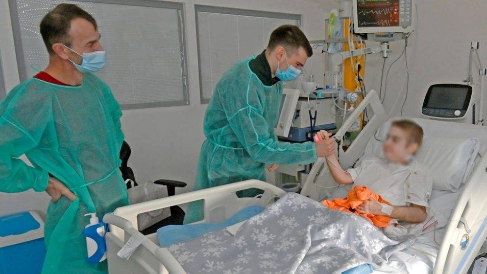 Dominik Livaković u KBC-u Zagreb posjetio dječaka kojem su transplantirali pluća