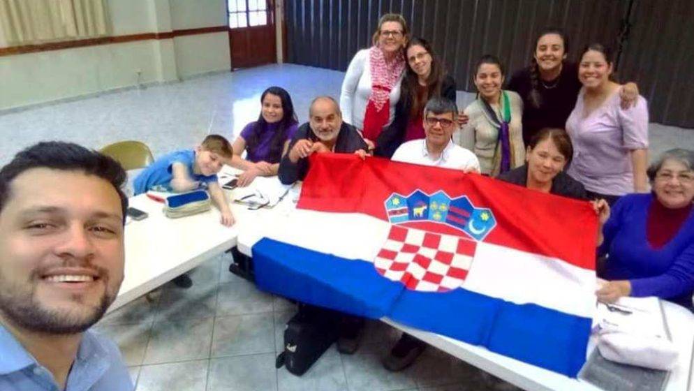 Prema rezultatima istraživanja Paragvajske udruge Hrvata i Instituta za migracije i narodnosti u Paragvaju živi 27.599 osoba hrvatskog podrijetla