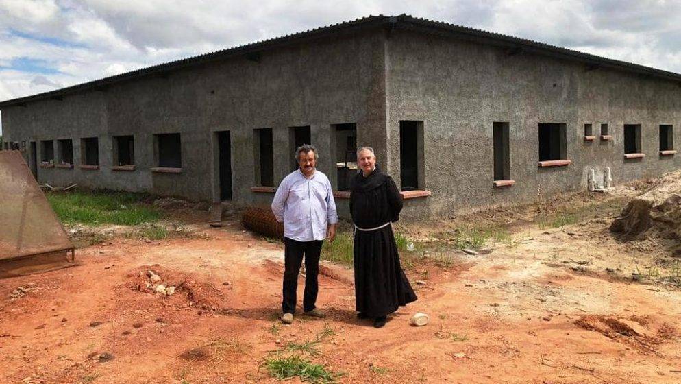 Hrvatski misionar u Zambiji iz ničega izgradio dom koji služi za obuku budućih učitelja, a u izgradnji je i zgrada samostana