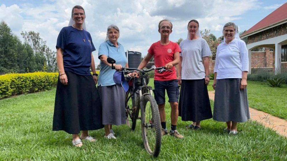 Hrvatske časne sestre misionarke u Ugandi posjetio neobičan svjetski putnik i hodočasnik